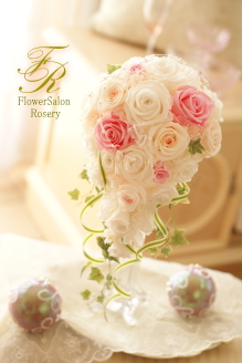 プリザーブドフラワーのキャスケードブーケ