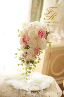 プリザーブドフラワーのキャスケードブーケ